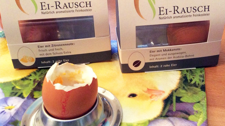 Eine Packung "Eier-Rausch" am Frühstückstisch.
