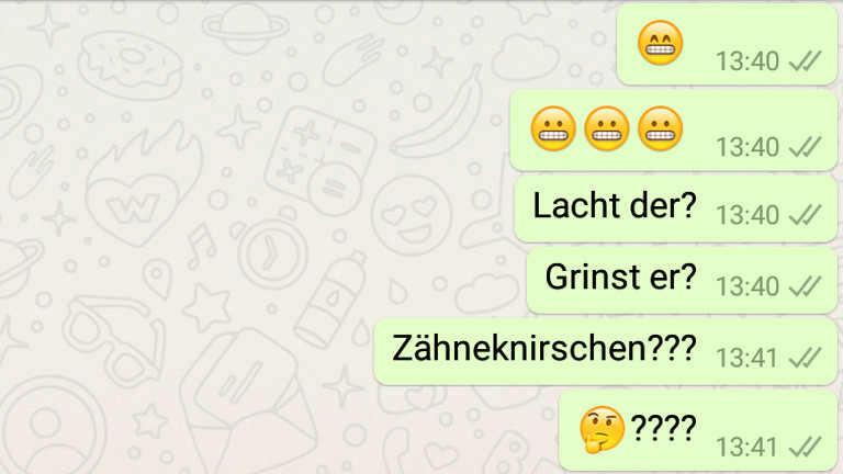 Ein Whatsapp Screenshot mit einem Emoji, der die Zähne zeigt.