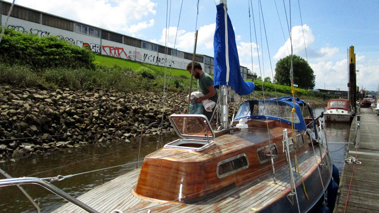 Niko auf seinem kleinen Segelboot an einem Bremer Hafen.