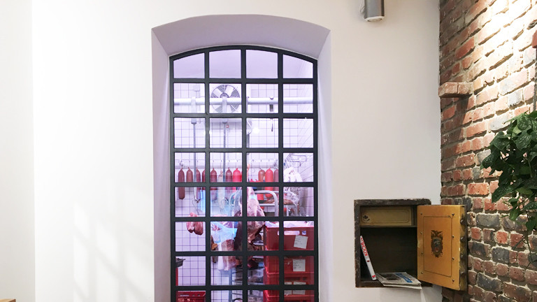 Fleischerei Friedrichs, Fenster zum Kühlraum