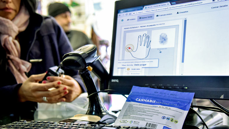 Fingerabdruckscanner in einer Apotheke in Uruguay, die Cannabis-Produkte verkauft.