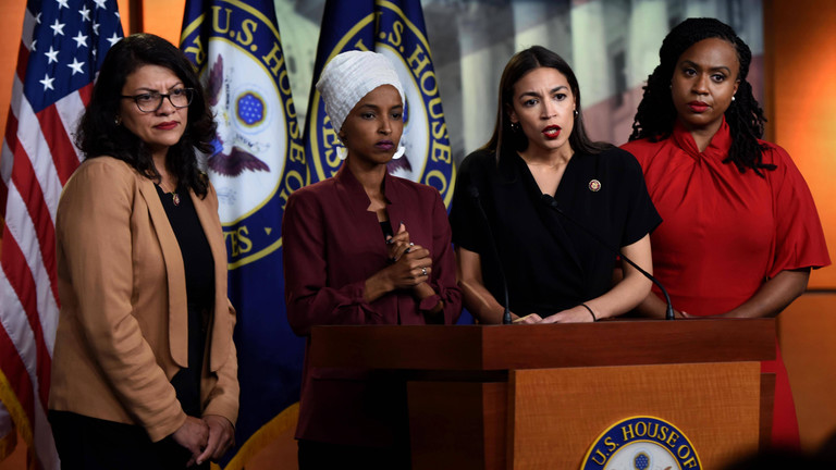 Die demokratischen US-Kongressabgeordneten Rashida Tlaib, Ilhan Omar, Alexandria Ocasio-Cortez und Ayanna Pressley (von links nach rechts) bei einer gemeinsamen Pressekonferenz zu Donald Trumps rassistischen Verbalattacken gegen sie.