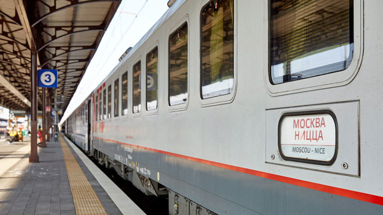 Zug steht im Bahnhof