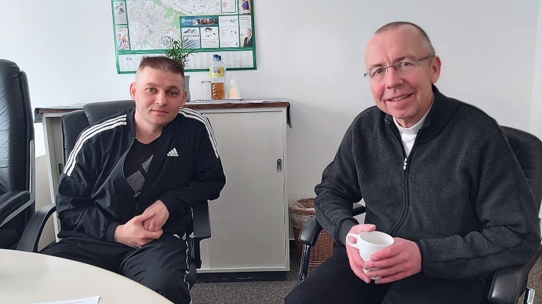 Pfarrer Peter Kossen (rechts) und David (links).