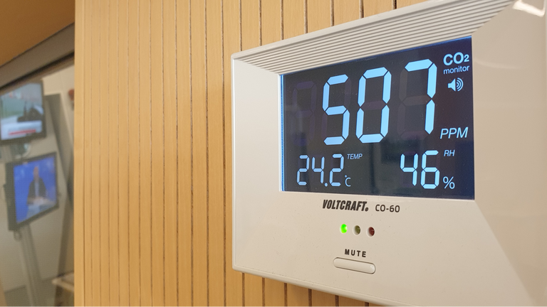 Ein CO2-Messgerät im Studio bei Deutschlandfunk Nova