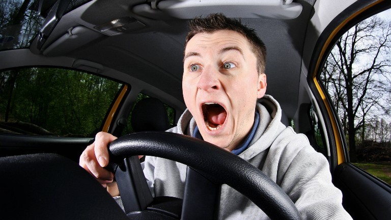Autofahren: Aus Angst nicht hinterm Steuer sitzen · Dlf Nova