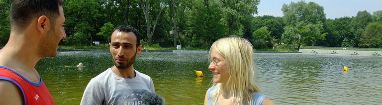 Reporterin Franziska Felber mit den beiden Rettungssschwimmern