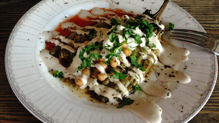 Ein Teller mit veganem Essen in Israel