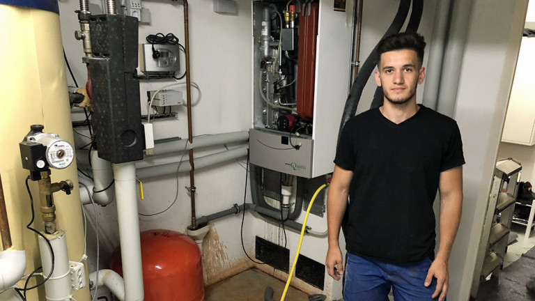 Auszubildender Klempner bei der Arbeit