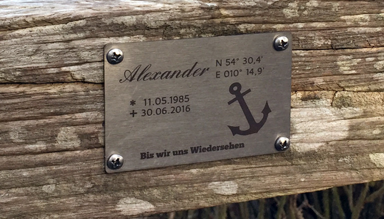 Gedenkschild am Strand von Bülk
