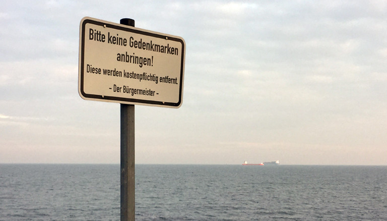 Hinweisschild am Strand von Bülk