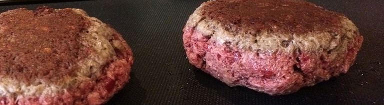 Zwei vegetarische Burgerbuletten in der Pfanne