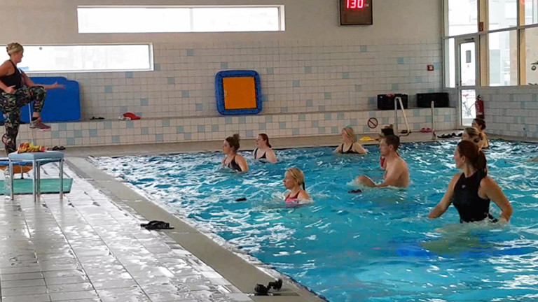 Caro beim Aquajumping im Schwimmbecken.