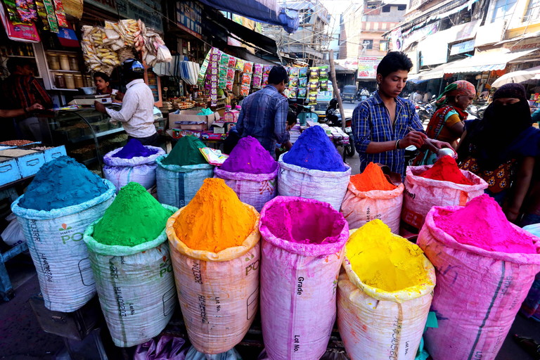 Farbpulver auf einem Markt in Bhopal