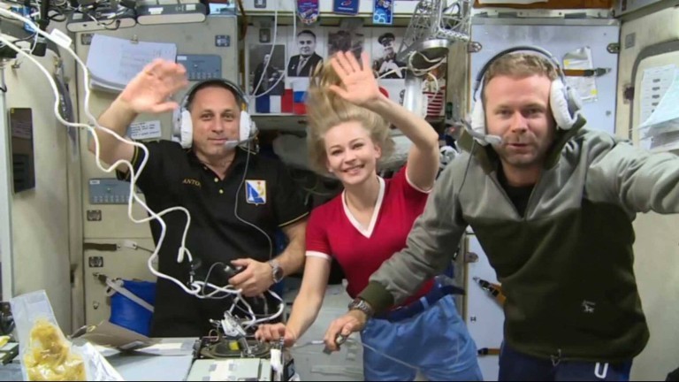 Der russische Astronaut Anton Schkaplerow, Schauspielerin Julia Peressild und Regisseur Klim Schipenko auf der ISS.