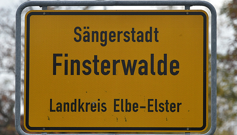 Das Ortseingangsschild von Finsterwalde (Brandenburg) aufgenommen am 23.10.2017. Foto: Bernd Settnik/dpa-Zentralbild/ZB