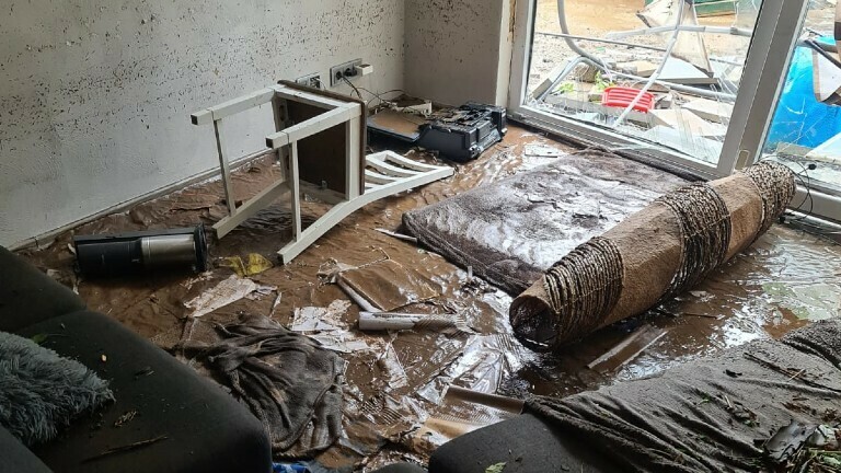Das Haus von Simone nach der Flut: das Wohnzimmer