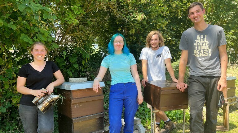 Die vier Imker-Azubis vom Bienenzentrum Mayen: Louisa Brück, Katharina Schöttler, Markus Hamm, Magnus Heindl.