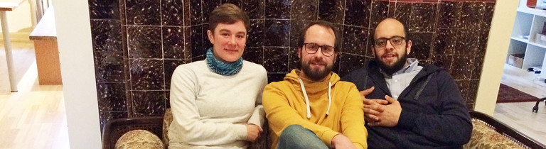 Reporter Dominik Peters auf einem Sofa mit Lena (links) und Imad (rechts)