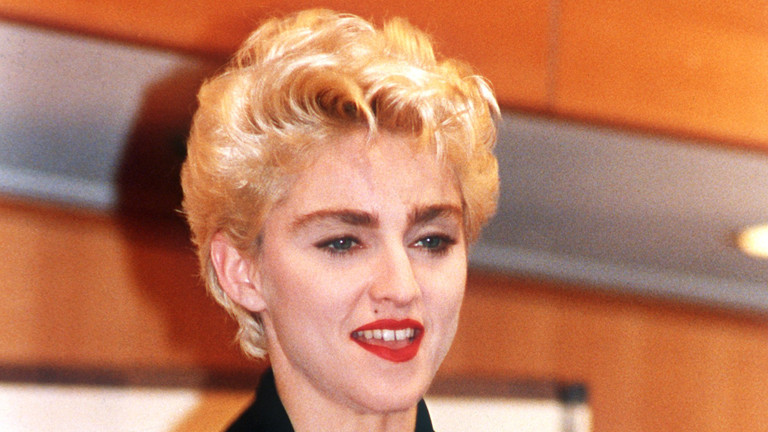 Die US-amerikanische Popsängerin Madonna mit ihrem Preis am 19.6.1987 in Tokio, den sie für das meistverkaufte Album des Jahres ("True blue") erhielt.