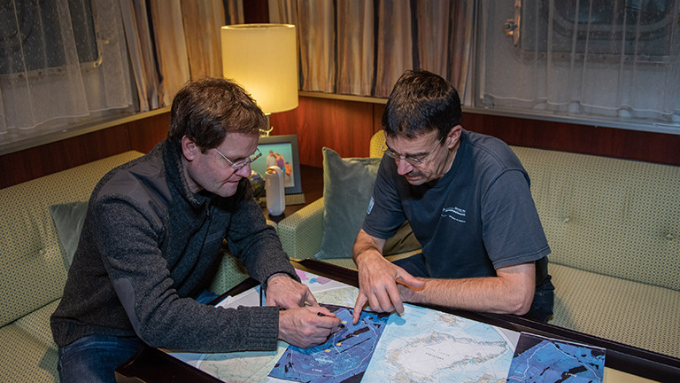 Arbeiten mit Kunstlicht: die Expeditionsleiter Markus Rex und Christian Haas