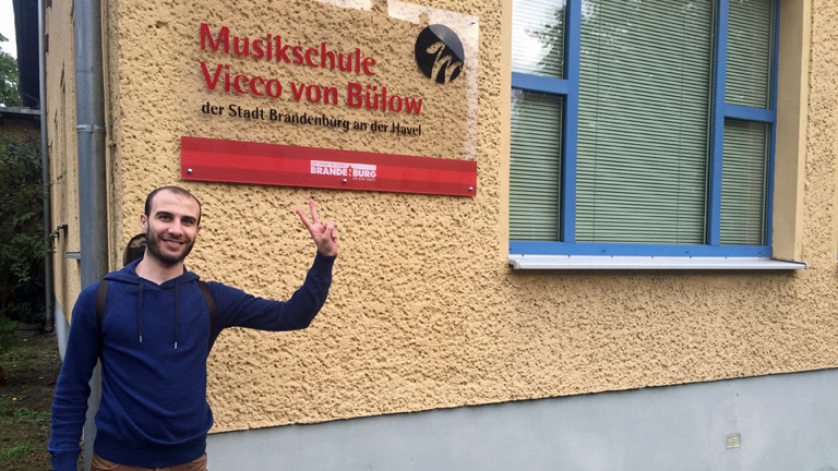 Omar vor der Musikschule