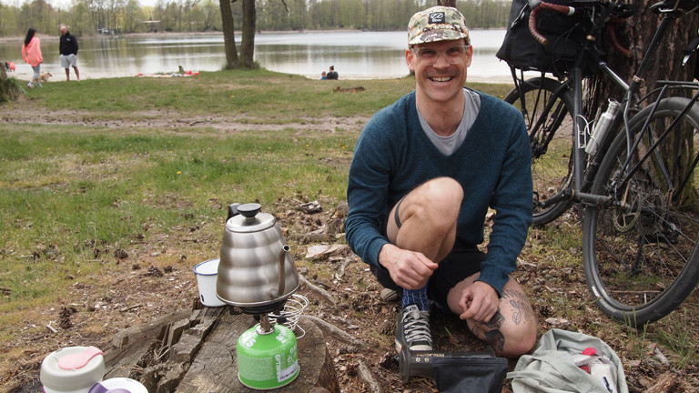 Nils beim Kaffeekochen in der Natur.