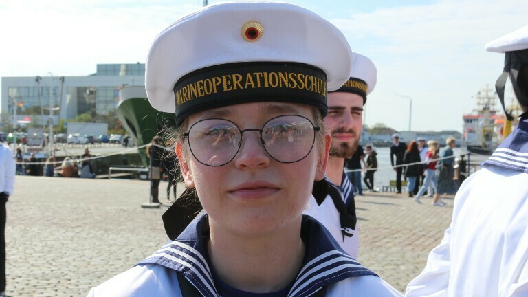 Rekrutin Sophie Marucha bei einer Gelöbnis- und Vereidigungsfeier der Bundeswehr.