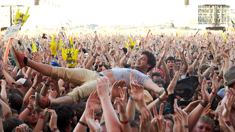 Stagediving in der Menge