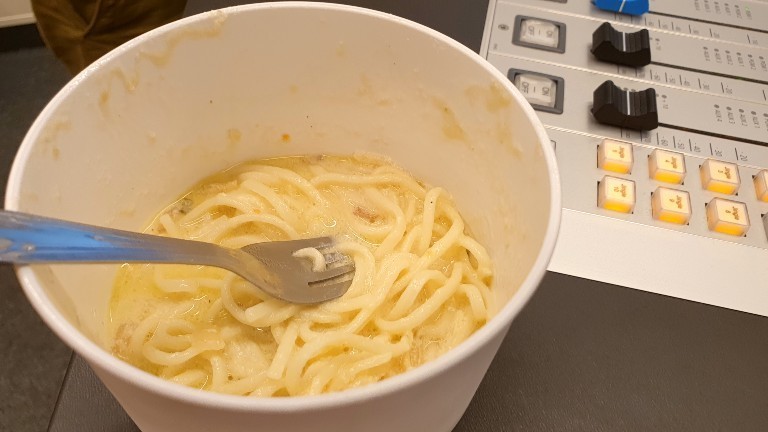 Tagliatelle mit Qualle in einer Weißweinsauce.