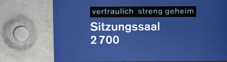 «Vertraulich streng geheim» steht am 05.06.2013 im Paul-Löbe-Haus in Berlin auf einem Schild vor dem Sitzungsraum des Verteidigungsausschusses. Hier erläutert der Verteidigungsminister den Bericht zur «Euro Hawk»-Affäre. Foto: Kay Nietfeld/dpa