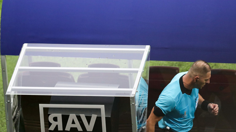 MOSCOW, RUSSIA - JULY 15, 2018: Referee Nestor Pitana using the VAR System in the 2018 FIFA World Cup Final match between France and Croatia at Luzhniki Stadium. Stanislav Krasilnikov/TASS Foto: Stanislav Krasilnikov/TASS/dpa