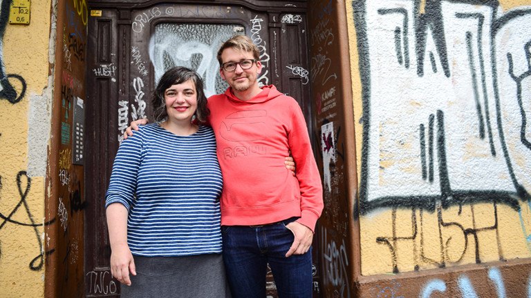 Sabine und Christian vor der Haustür des Hauses in Berlin