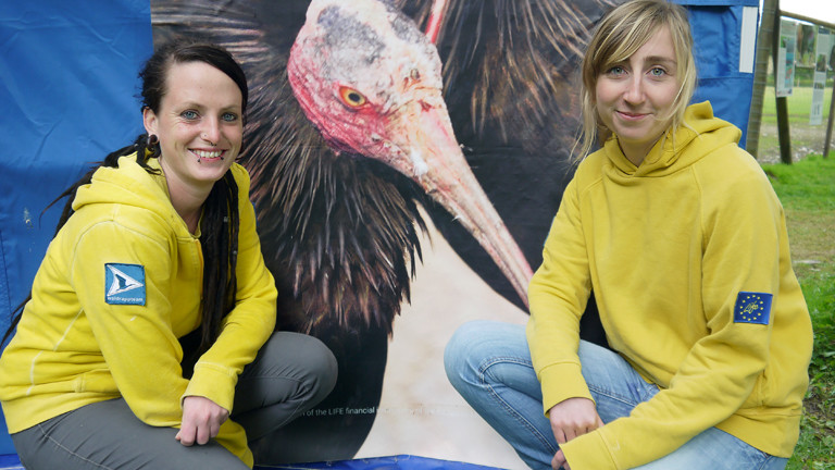 Zwei Frauen vor Waldrapp-Foto.