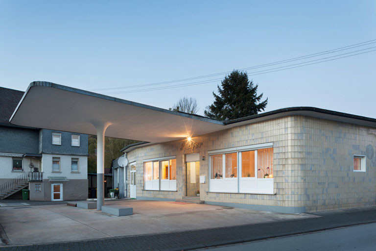 Alte Tankstelle mit Vordach und Wohnhaus