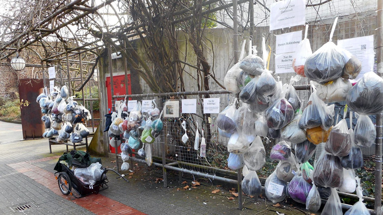 Sozialer Zaun Darmstadt Selbstbedienung Fur Hilfsbedurftige Dlf Nova