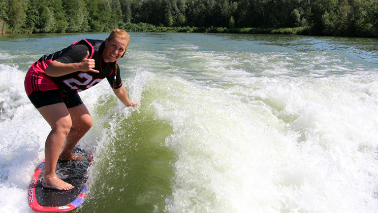 Caro Köhler auf einem Wakeboard im Wasser.