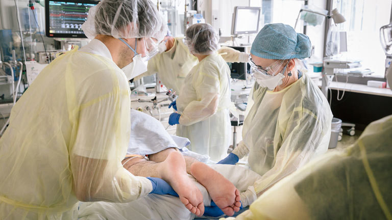 Auf einer Intensivstation wird ein Patient behandelt