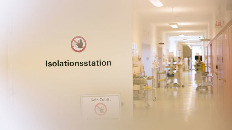 Eine Tür mit der Aufschrift "Isolationsstation"