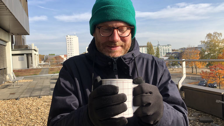 Deutschlandfunk-Nova-Reporter Christian Schmitt verkostet Heißgetränke für den Winter