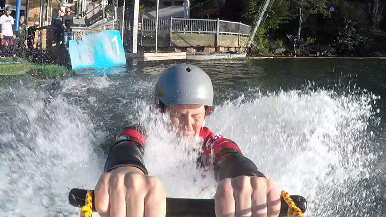 Caro fällt beim Wakeskaten ins Wasser