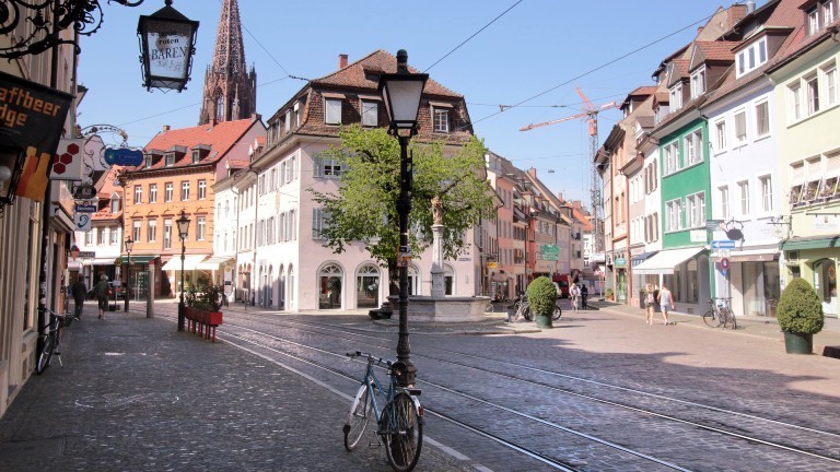 Blick auf Häuser und Kirche in Freiburg