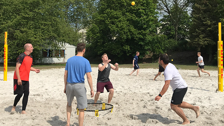Sportstudenten spielen Spikeball.