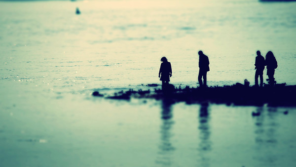 Menschen stehen am Flussufer