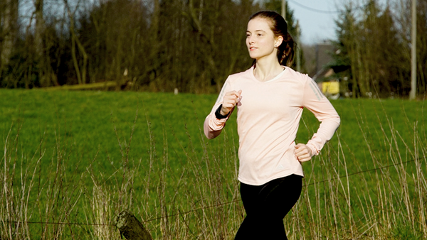 Die Sportstudentin Annika Söllinger beim Joggen