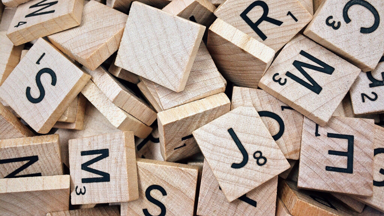 Steinchen vom Scrabble-Spiel