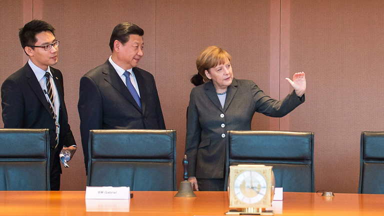 Bundeskanzlerin Angela Merkel zeigt dem chinesischen Staats- und Parteichef Xi Jinping den Kabinettssaal im Bundeskanzleramt in Berlin.