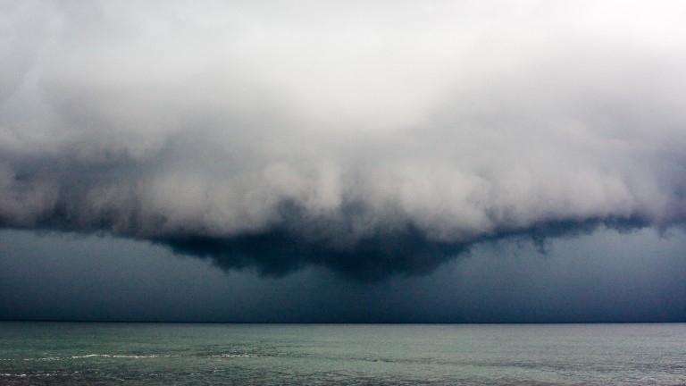 Gewitterfront über dem Meer
