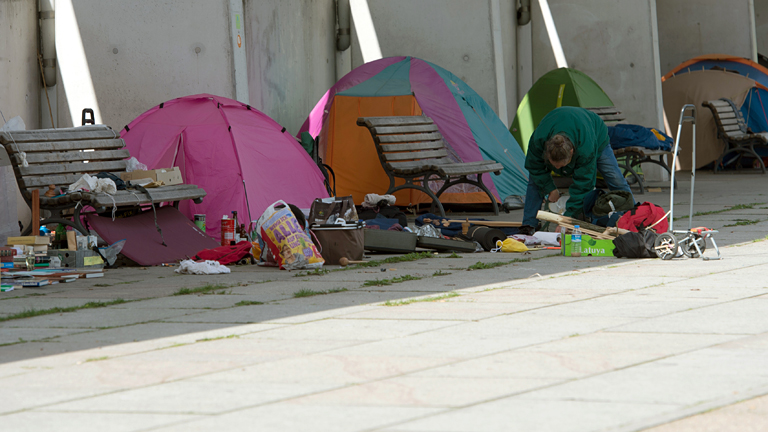 Zelte stehen in einer Reihe