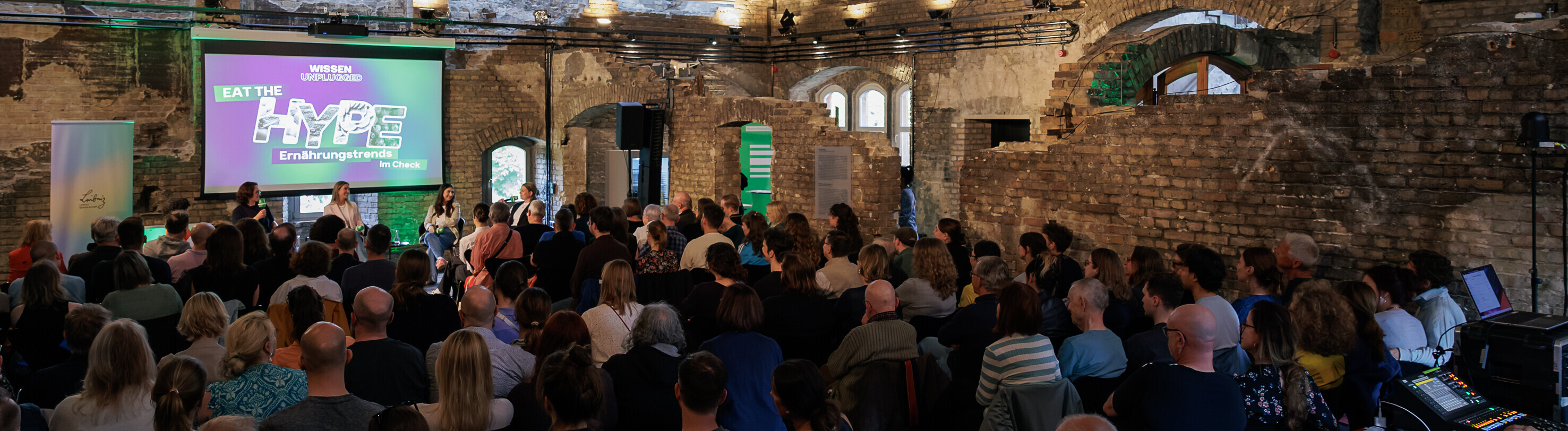 Totale der Hörsaalruine in Berlin bei der Live-Podcast-Aufzeichnung der sechsten Folge der Reihe "Wissen unplugged" zum Thema "Eat the hype? Ernährungsmythen im Check" am 5. Mai 2026